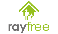 rayfree Logo - hellgrünes Haus; ein Erwachsener und ein Kind stehen davor