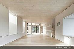 Raum mit Holzboden und Holzdecke