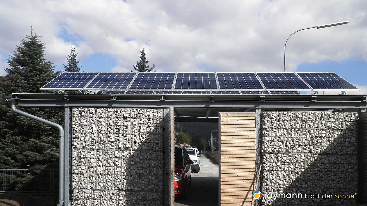 Carport mit Photovoltaik-Anlage