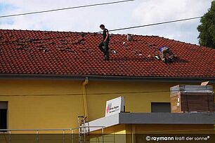 Photovoltaik Montagearbeiten auf dem Dach