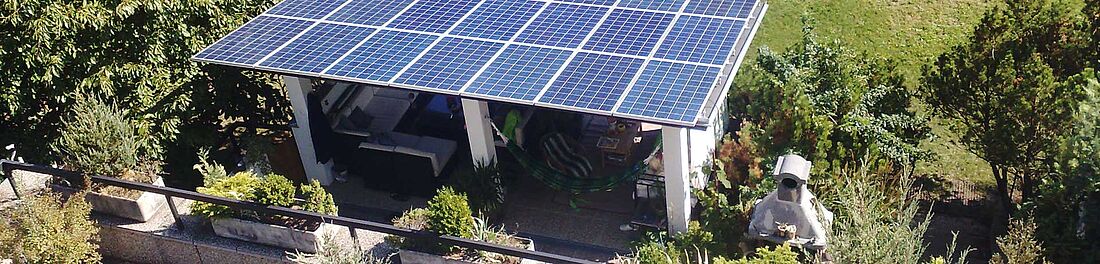Photovoltaik-Anlage auf einer Gartenlaube