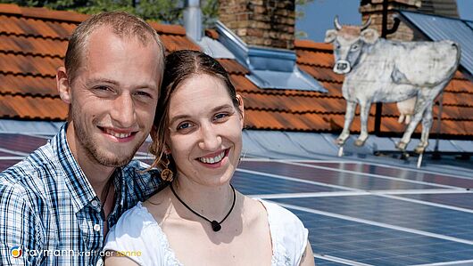 Familie auf Dach mit Photovoltaikanlage