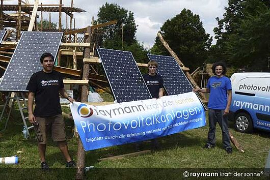 Installation von Solarbetriebenen Kühlschränken auf einem Pfadfinderfest