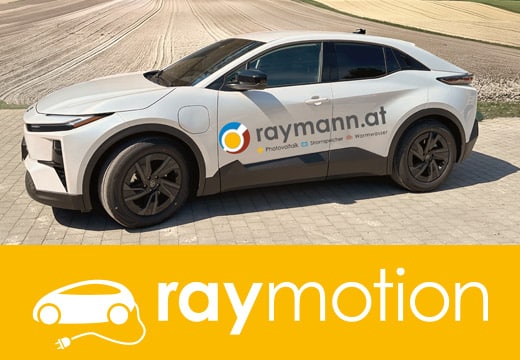 raymotion Stromtankstelle, Elektroauto parkt bei Feld