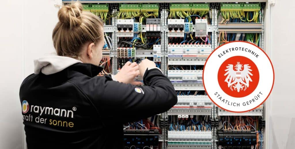 Elektrikerin arbeitet an einem Sicherungskasten