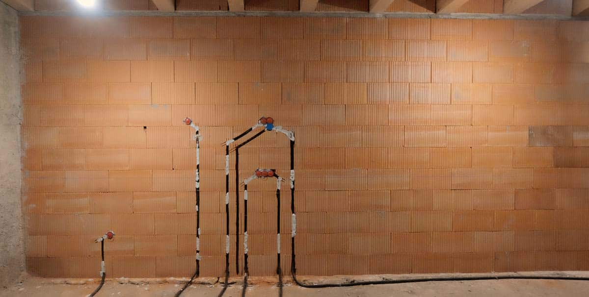 Kabelkanäle und Schalterdosen in Ziegelwand