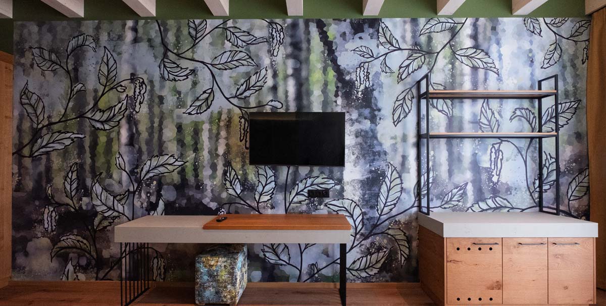 Zimmer mit Steckdosen und Anschlüssen für TV