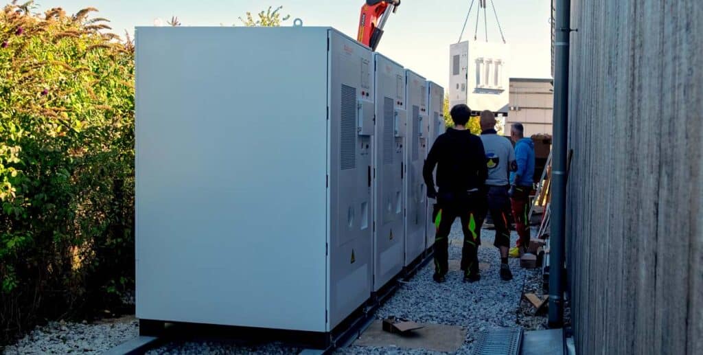 Sunwoda Batteriegroßspeicher Errichtung der 5 Speichertürme mit raymann kraft der sonne
